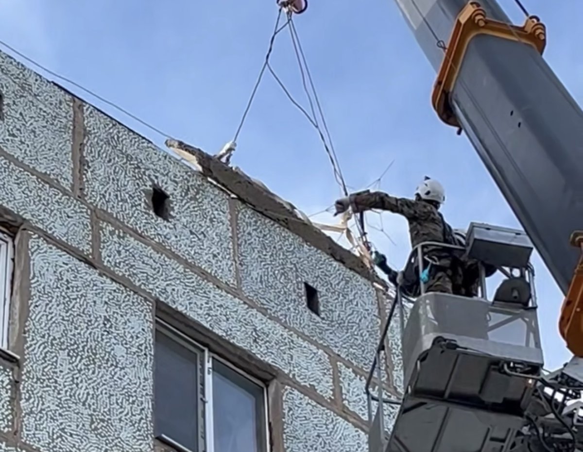 В Сатпаеве с крыши дома едва не рухнула бетонная плита