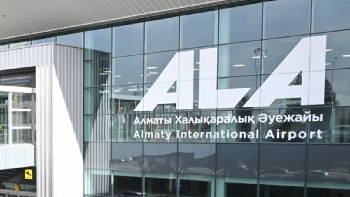 Аэропорт Алматы наказали после потопа в терминале