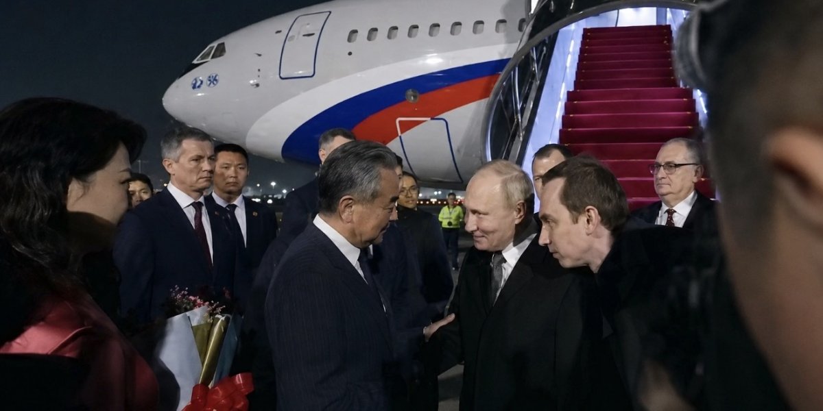 Путин прибыл в Китай. Главная встреча с Си Цзиньпином - уже 20 мая