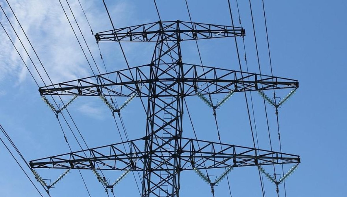 Высоковольтный столб рухнул на трассу под Атбасаром