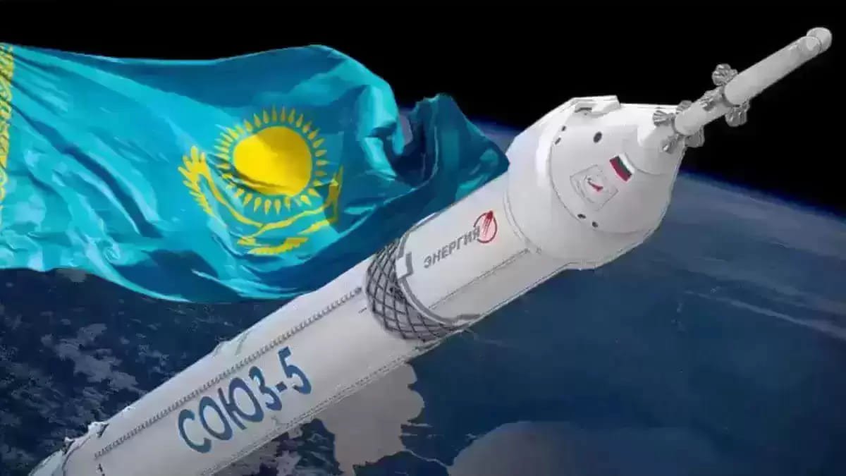 Неожиданные соседи: соколиное гнездо и ракета-носитель "Союз 5" на Байконуре