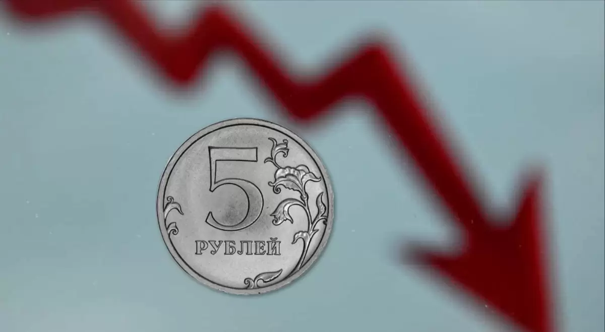 Казахстанцы начали массово сдавать рубли в обменники