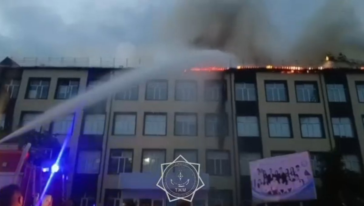 Тревога в Аркалыке: школа охвачена пламенем