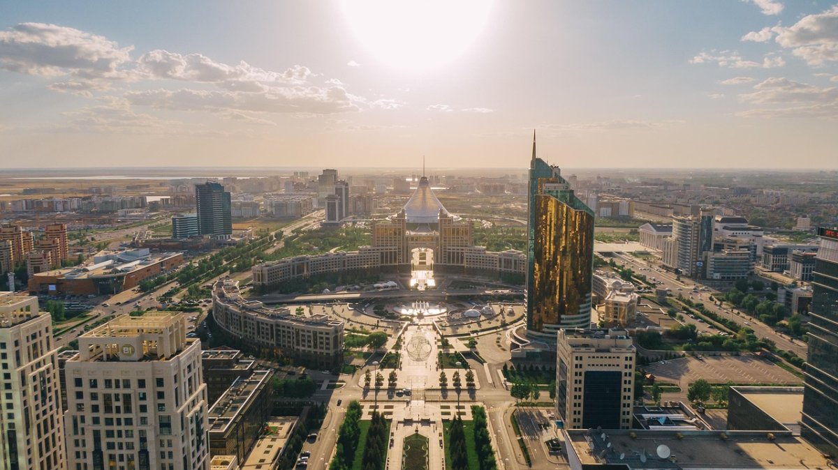 Казахстан превращается в ключевое звено между Востоком и Западом - Bloomberg