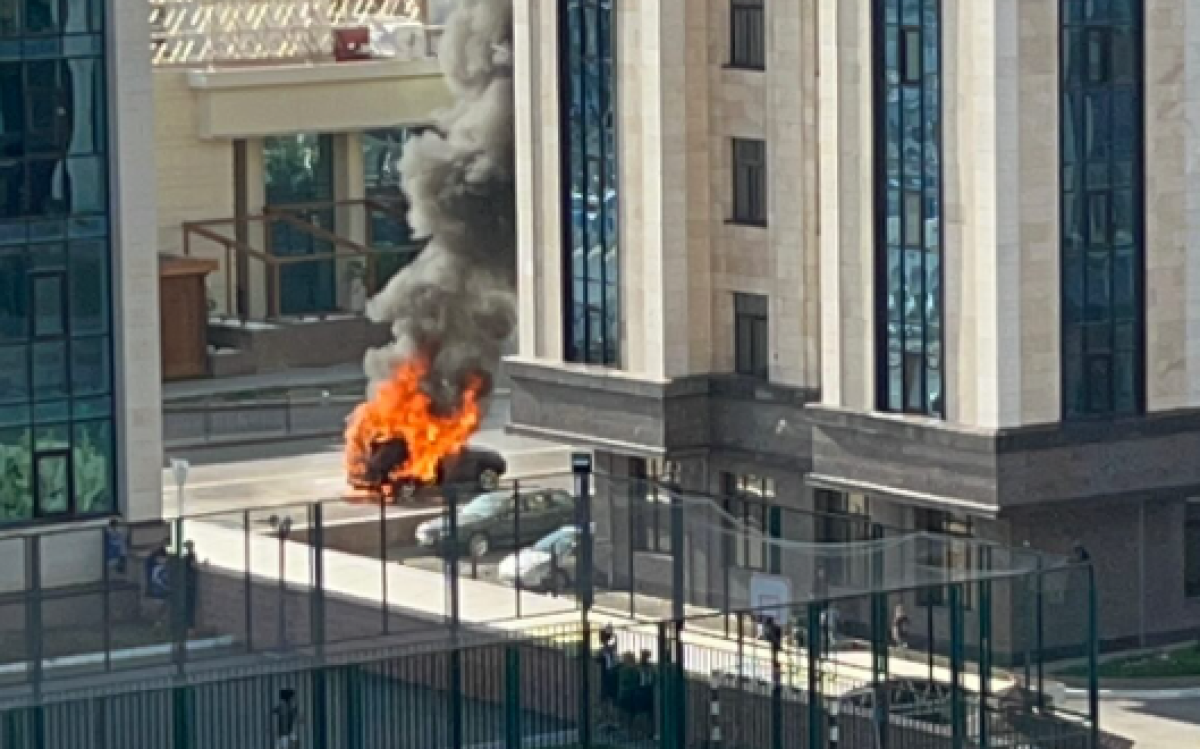 Машина вспыхнула после мощного хлопка в Астане