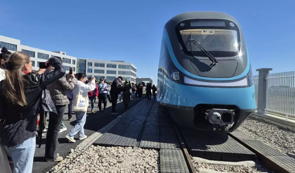 Пиковые нагрузки: об усилении контроля на линии LRT предупредили пассажиров