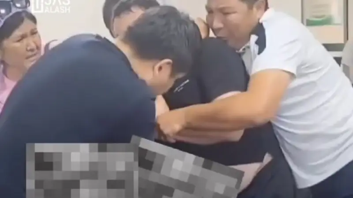 Сельский учитель порезал себе живот в знак протеста в суде
