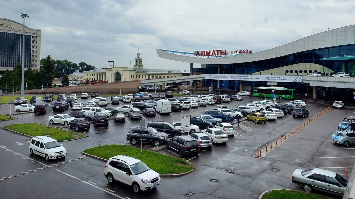 Труба обрушилась рядом с пассажирами в аэропорту Алматы