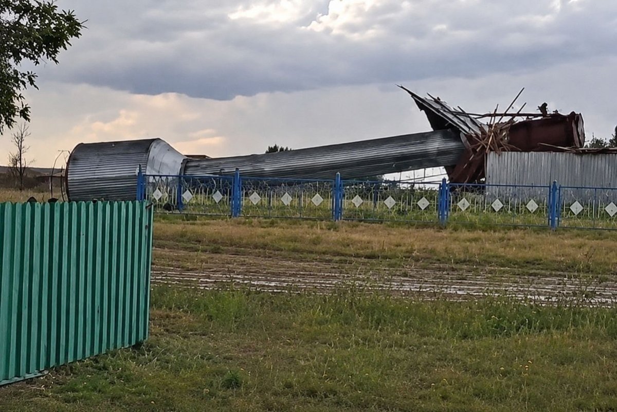 Ветер повалил водонапорную башню в Северо-Казахстанской области