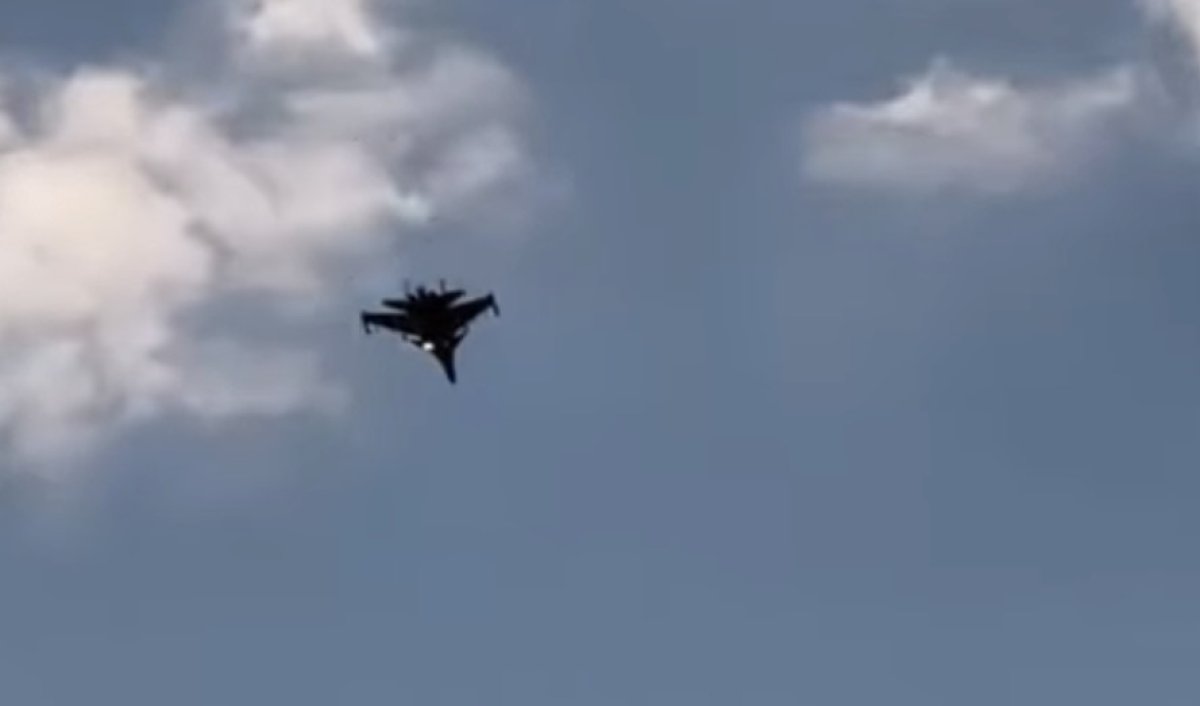 Пролет военного самолета над Атырау напугал местных жителей