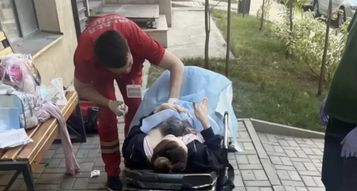 Скорая не смогла подъехать: чем закончились роды во дворе ЖК в Алматы