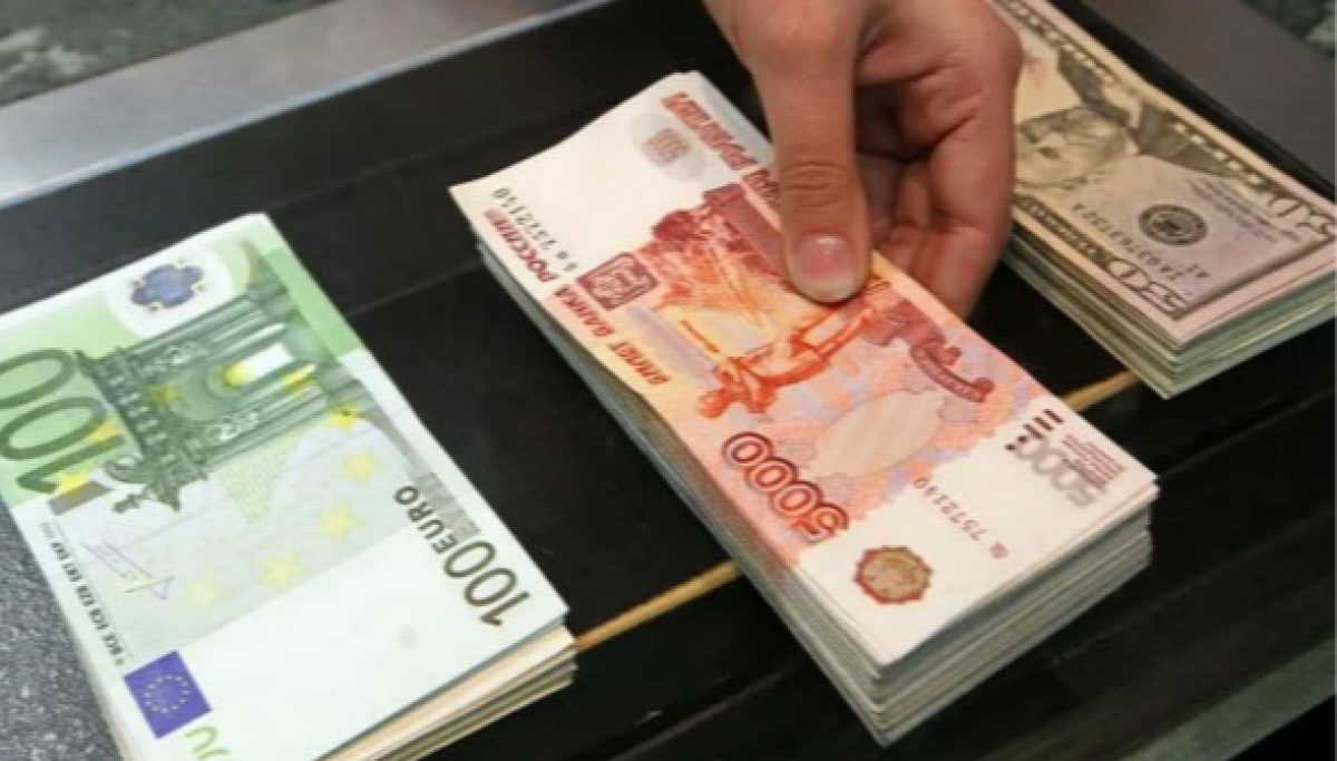 В Казахстане ужесточили условия для проведения операций с рублями