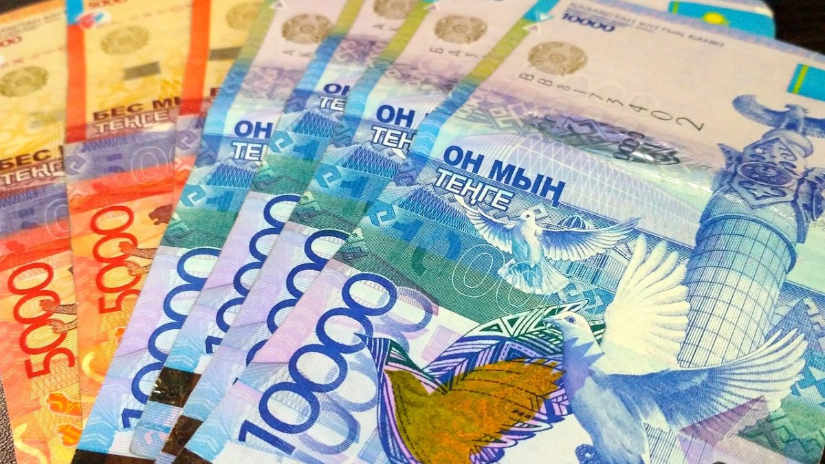 Судебного исполнителя подозревают в махинациях почти на 10 млн тенге в ЗКО