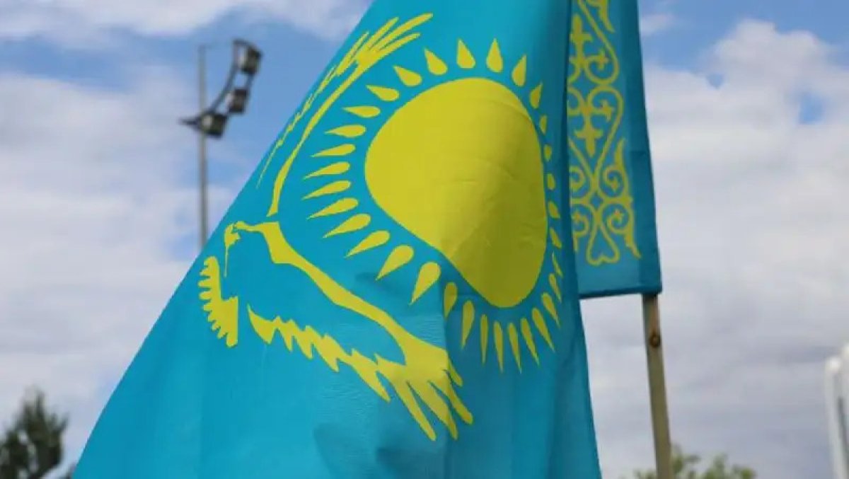 Казахстанцам разрешат вывешивать флаг на балконах