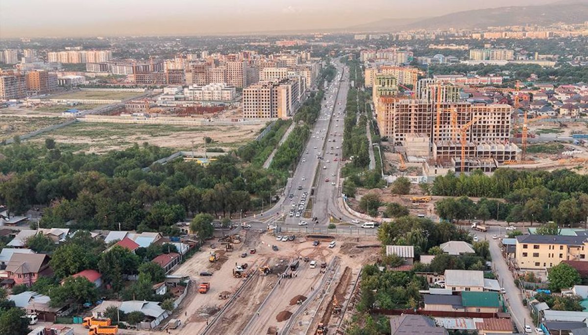 Одну из оживлённых улиц Алматы перекроют до конца лета