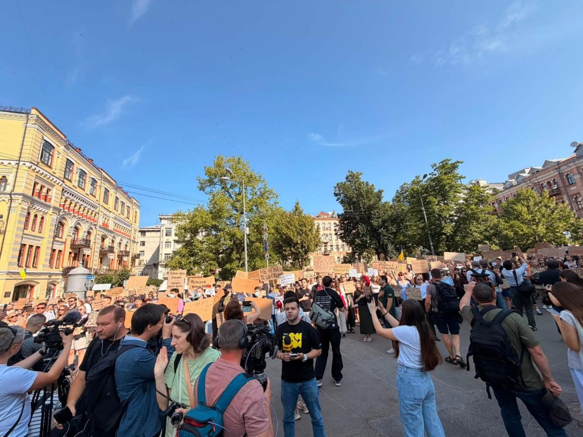 «Верните Федорова»: в Украине проходят акции против отставки министра обороны