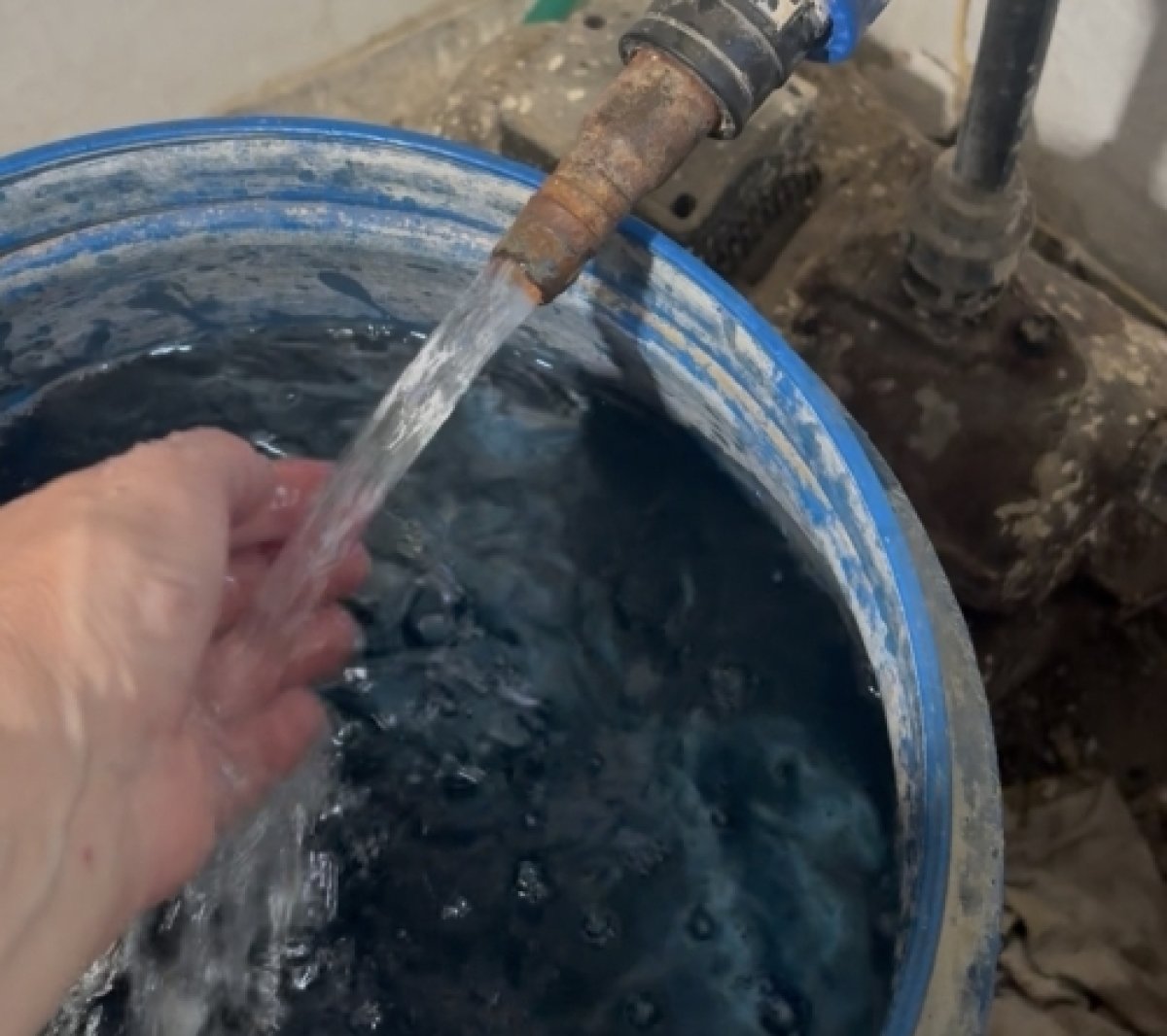 Загадочная горячая вода забила из-под земли в Актобе
