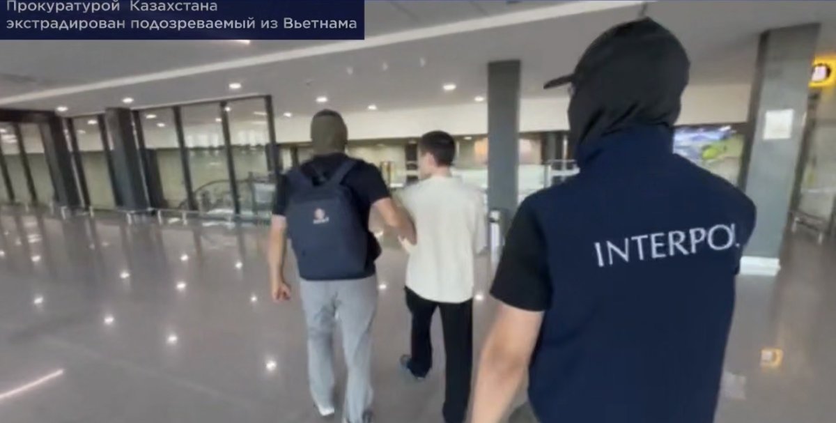 Напал с ножом на мать и сбежал во Вьетнам: казахстанца вернули на родину