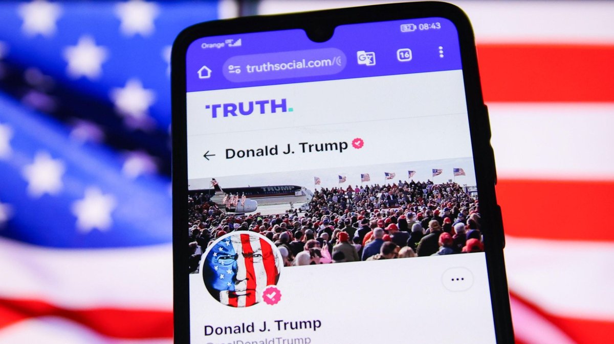 На Трампа подали в суд за «продажу» правительственной информации
