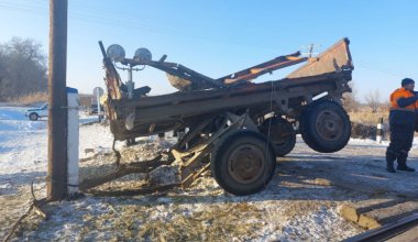 В Жетысу трактор столкнулся с поездом: погиб человек