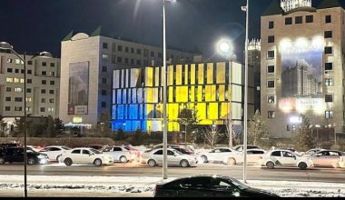 Посольство Канады в Астане подсветили цветами украинского флага