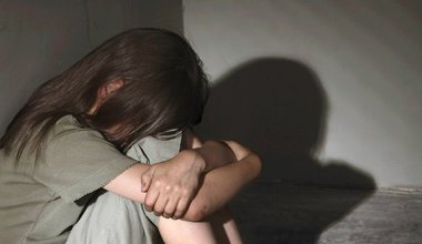 В Атырау девочка сбежала из дома из-за постоянных побоев отца