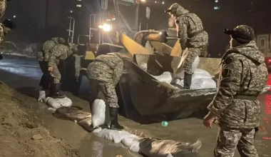 Улицу в Семее затопило водой из канализации