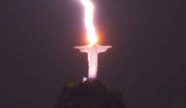 В статую Иисуса-Спасителя в Бразилии попала мощная молния