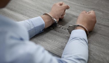 В Атырау директор ТОО присвоил зарплату своих сотрудников и угодил за решётку