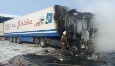 В Усть-Каменогорске вспыхнули два большегруза
