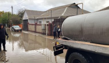 Дороги и улицы затопило в Шымкенте