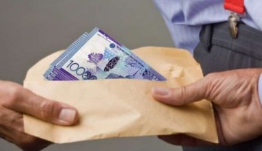 В Караганде задержали замакима района. Его подозревают в получении взятки