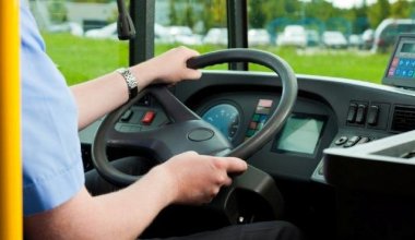 В Актау водитель автобуса высадил ребёнка за городом