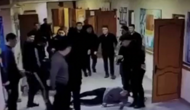 "Устроили разборки": шокирующее избиение сотрудника "Казахмыс" попало на видео