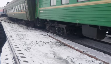 Локомотив столкнулся с пассажирским поездом в Актюбинской области