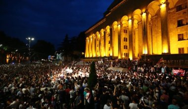 Протесты в Тбилиси против «закона об иногентах»: полиция применила водометы и газ