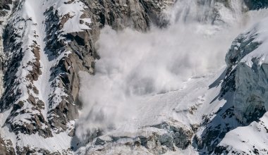 Снежная лавина сошла на трассу в Восточном Казахстане