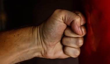 В Караганде хулиганы по ошибке избили таксиста и пожилую женщину