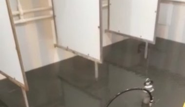 Общежитие медколледжа в Уральске затопило талыми водами