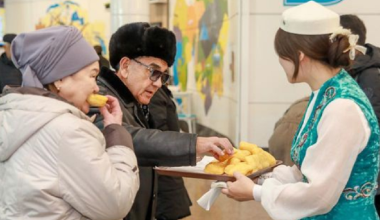 Более 50 кг баурсаков раздали бесплатно в аэропорту Астаны