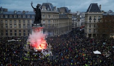 Более миллиона человек вышли на протесты во Франции: избивают полицейских, громят витрины