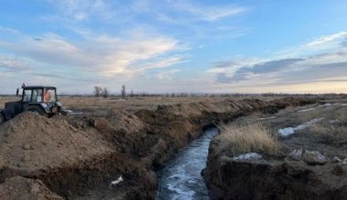 «Пора объявлять ЧП»: В Караганде канализационные воды разливаются в сторону дач