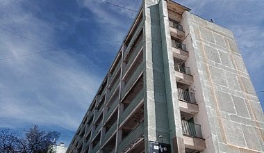 В Актау на мужчину выбросили мебель
