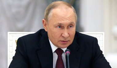 Путин наградил пятерых казахстанцев медалью