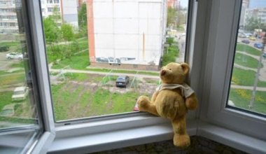 В Актобе двухлетняя девочка выпала из окна пятого этажа