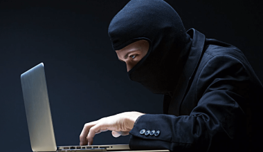 Мошенник похитил 25 миллионов тенге у казахстанцев, находясь в тюрьме