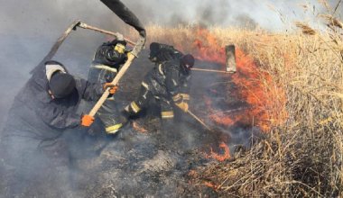 Атырау накрыло гарью и смогом: в МЧС сообщили о тушении горящего камыша