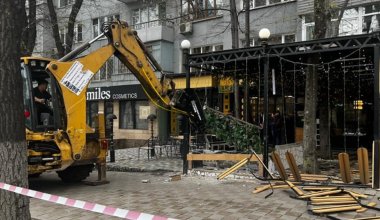 Очередное летнее кафе снесли в Алматы