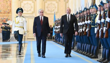 Токаев встретил президента Азербайджана в Акорде