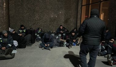 Мы потеряли работу: нефтяники из Жанаозена ночуют у здания минэнерго в Астане